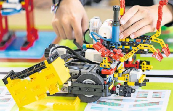 Robotik-Team arbeitet an einem LEGO-Roboter