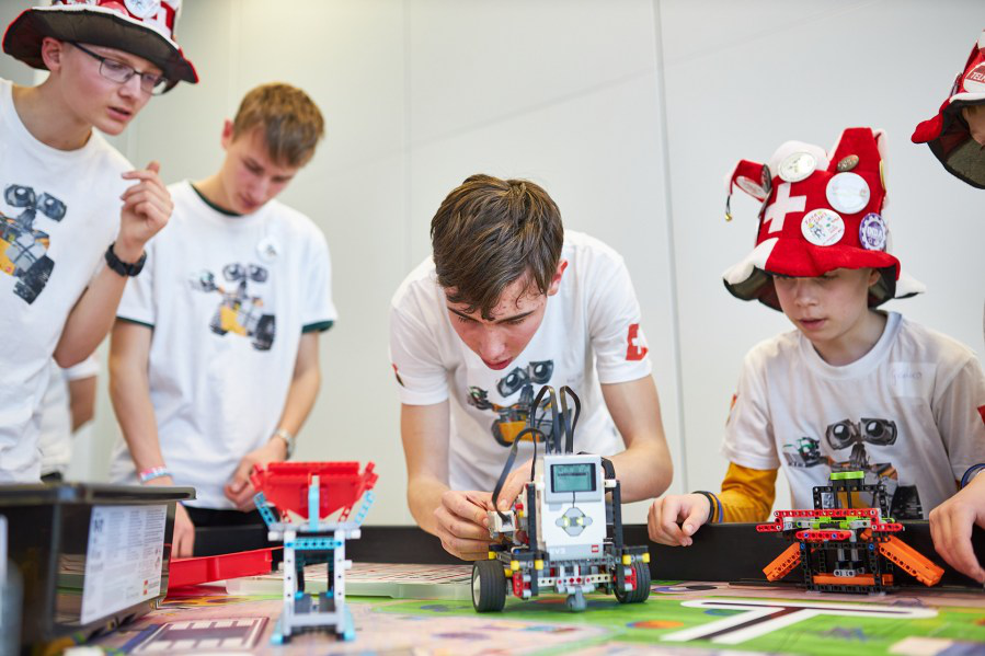 Jugendliche Robotik-Teilnehmer arbeiten gemeinsam an Wettbewerbsrobotern